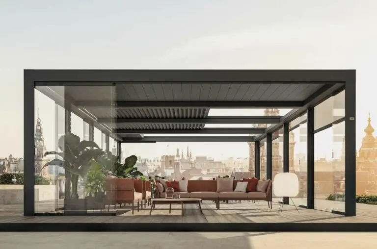 Das Brera P von Pratic ist eine witterungsbeständige Terrassenüberdachung und ist ideal, um Gartenmöbel vor Wind und Wetter zu schützen.