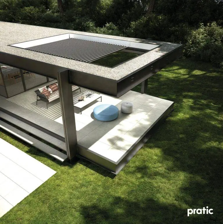 Terrassenüberdachung über einer Sitzecke im Grünen