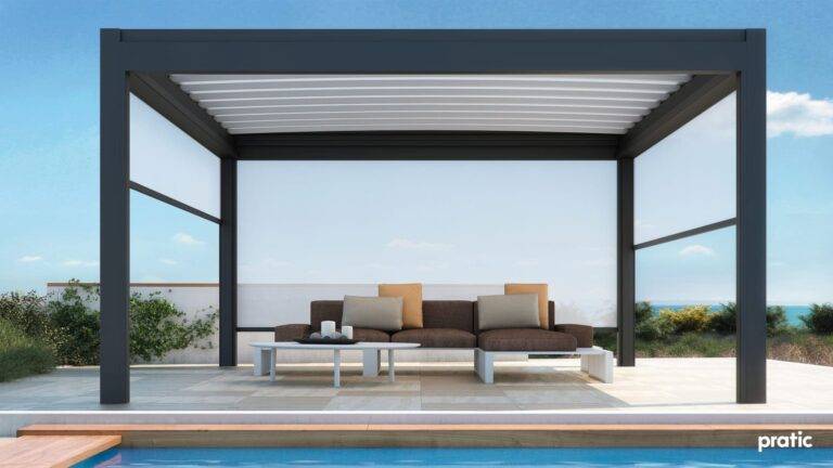 Lamellendach bietet perfekten Sonnenschutz: Entspannen unter blauem Himmel, neben einem Pool und stilvollen Outdoor-Möbeln.