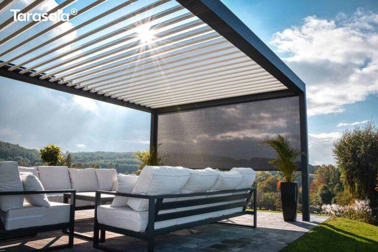 Überdachte Terrasse: Lamellen dienen als optimaler und flexibler Sonnenschutz