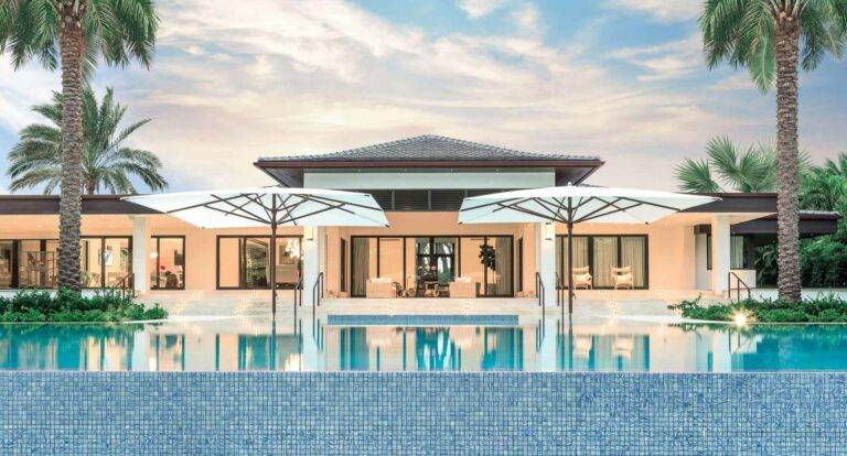 Ein Lamellendach bietet den perfekten Sonnenschutz, um unter blauem Himmel zu entspannen, sei es neben einem erfrischenden Pool oder auf stilvollen Outdoor-Möbeln.