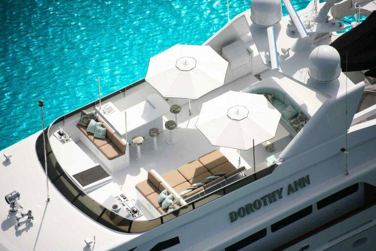 Sonnenschirme auf einer Yacht. Design und Sonnenschutz in Kombination.