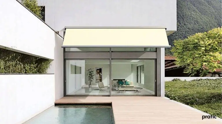 Terrasse mit einer kleinen Wasserfläche daneben, mit Blick auf eine verglaste Front.