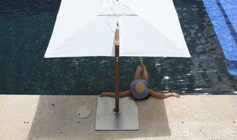 Lamellendach bietet perfekten Sonnenschutz auch am Pool, als Sonnenschirm.