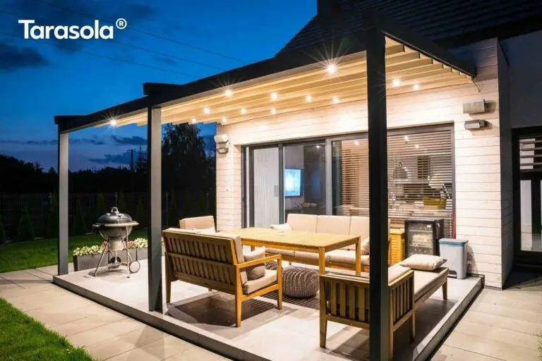 Beleuchtete Terrassenüberdachung in der Abenddämmerung