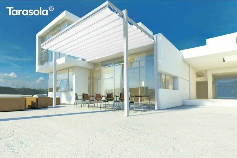 Weißes Haus mit einer weißen Überdachung, blauer Himmel