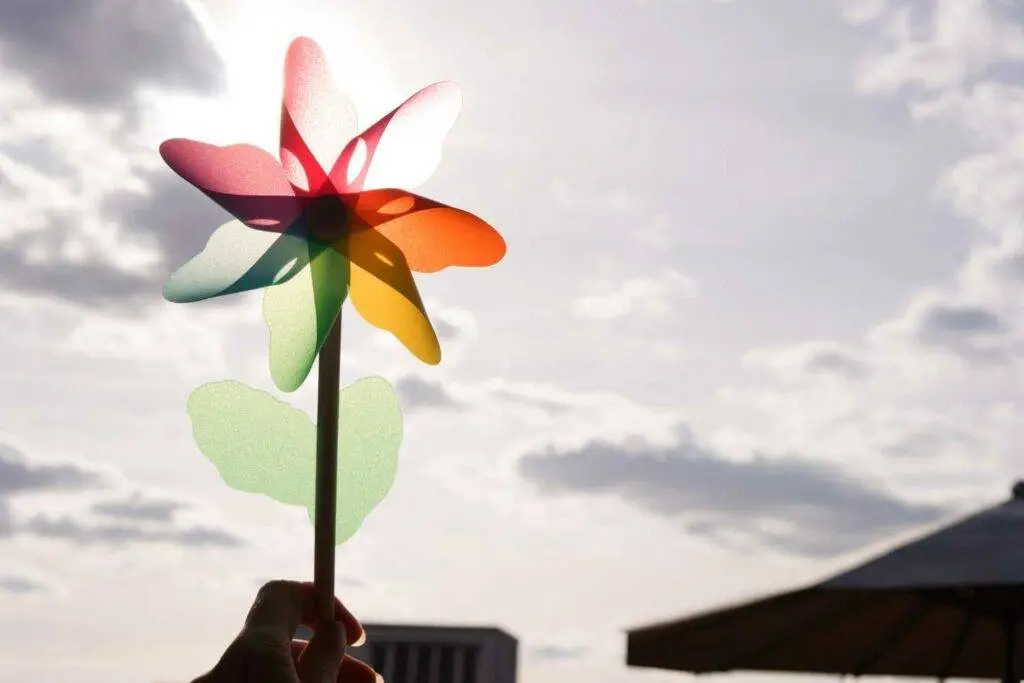 buntes Windrad dreht sich, Himmel im Hintergrund
