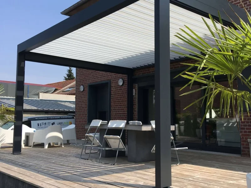 Eine Terrassenüberdachung von Marquises IZI bei Meinlamellendach.de ist die perfekte moderene Art des Sonnenschutz.