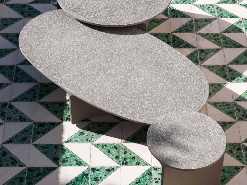 Couchtisch aus grauem Beton in einem hellen Raum.