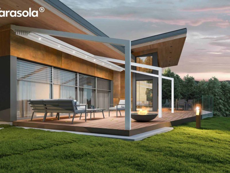 Offene Terrassenüberdachung in der Dämmerung, beleuchtet, Rasen im Vordergrund und Bäume im Hintergrund