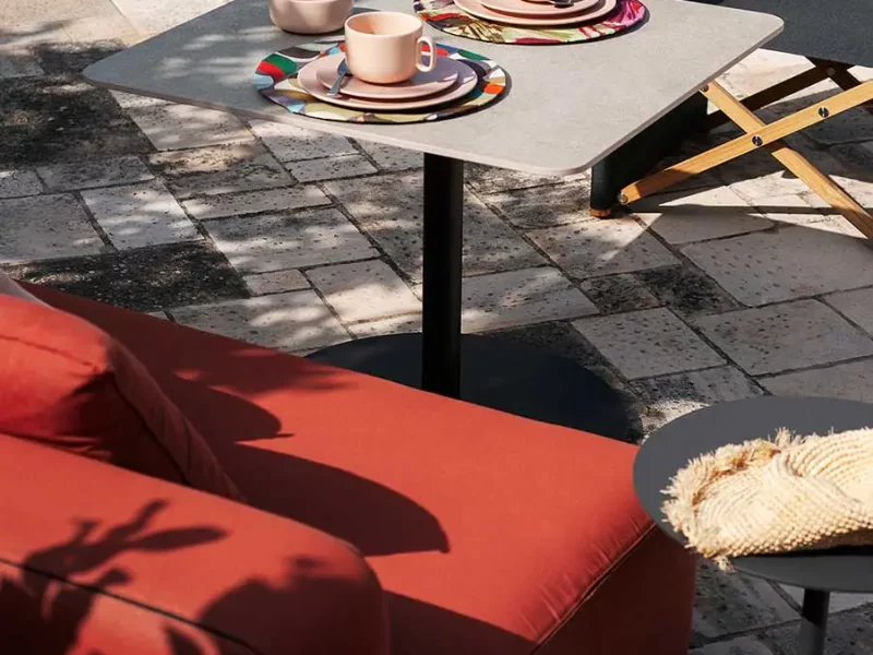 tisch-roda-button-meinlamellendach-outdoor-terasse-aussenbereich